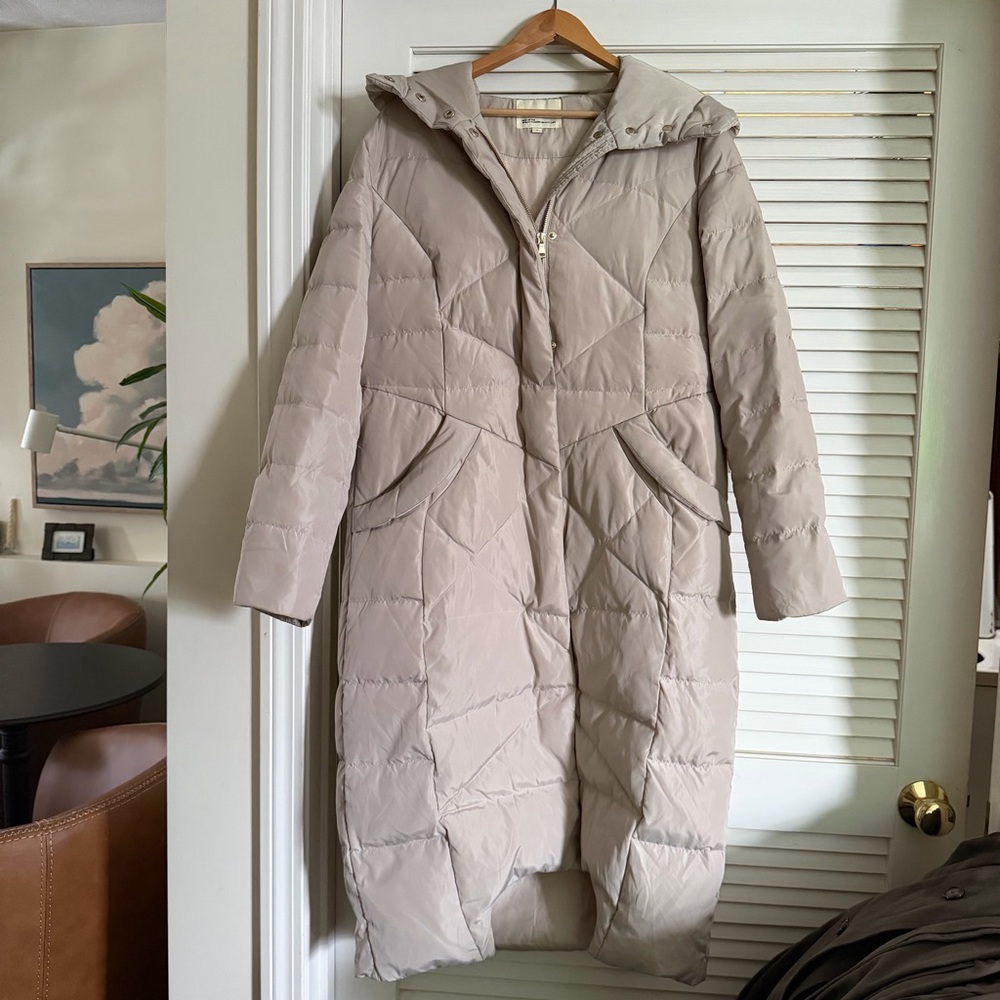Orolay‎ Long Quilted Hooded Puffer Coat in color: Tofu. Sz M. Duck down.